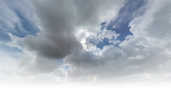 灰色的积云映衬着柔和的蓝天。