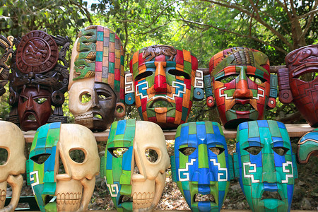 五颜六色的玛雅人掩盖了丛林中的印度文化