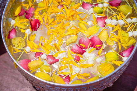 粮油日用摄影照片_泰国节日用铝碗中的浮花