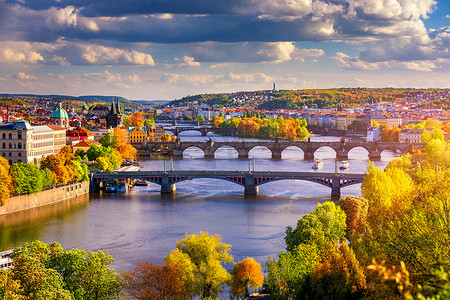 塔摄影照片_捷克布拉格伏尔塔瓦河查理大桥的秋景。