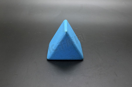 玩具木制蓝色三角形积木