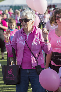活动宣传摄影照片_乳腺癌宣传活动中的成熟女性