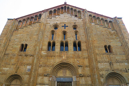 帕维亚圣米歇尔马焦雷大教堂的正面