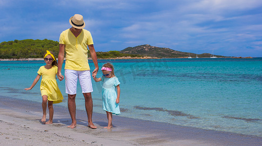 年轻的父亲和小女孩在热带度假期间一起玩得开心