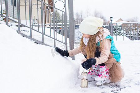 可爱的小女孩在冬雪天滑冰