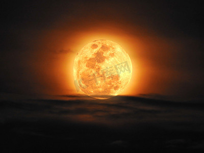 黄色月光摄影照片_黄色的满月和夜空中的云