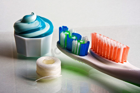 “旋转牙膏、牙刷和牙线”