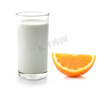 新鲜的牛奶和一半多汁的橙子隔离在白色 b