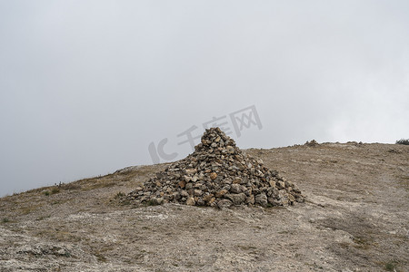 伊利奶粉摄影照片_伊利亚斯卡亚山顶圣以利亚教堂的废墟，在云层的背景下，靠近俄罗斯克里米亚共和国拉斯皮村。