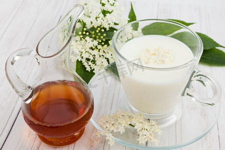 止咳摄影照片_接骨木花（黑接骨木）、牛奶和蜂蜜浸液止咳