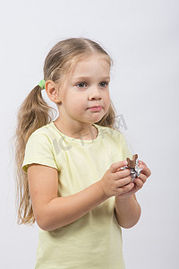 手拿巧克力的四岁女孩画像