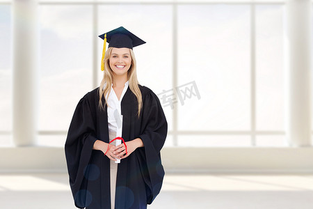 穿着毕业袍、面带微笑的金发学生的合成图像