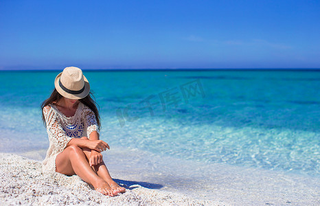 热带海滩度假期间快乐的年轻女人