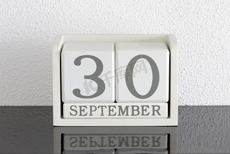 30天摄影照片_白色块日历当前日期为 30 月和 9 月