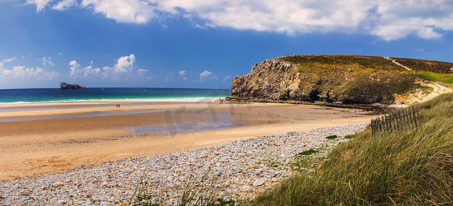 财务部摄影照片_海滩 Anse de Pen Hat 位于 Presquile de Crozon，Parc naturel regional dArmorique。 