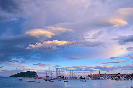 古船摄影照片_老布德瓦镇全景，著名的圣尼古拉岛和布德瓦有很多船的码头。