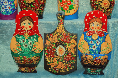传统的俄罗斯纪念品，装饰着装饰品。