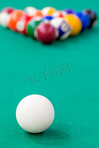 在桌绿色台球桌上的垂直的画球