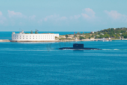 俄罗斯潜艇从海湾出去。