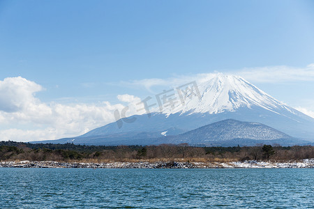 蓝天的精进湖和富士山