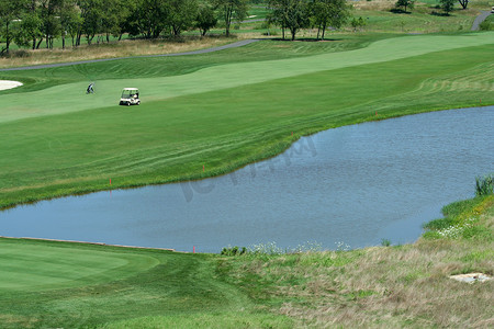 有水灾的高尔夫球场航道