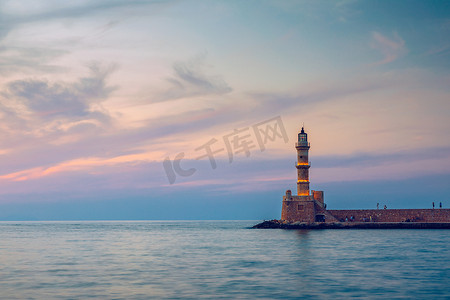 干的摄影照片_希腊克里特岛干尼亚老港的威尼斯港海滨和灯塔全景。