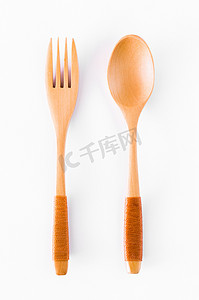 木勺子和叉子。