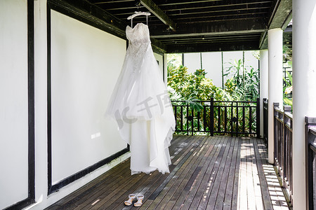 垂悬在大阳台的新娘的婚纱