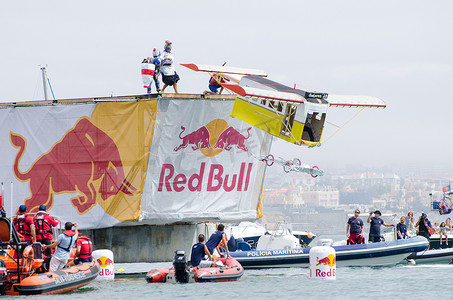 28 Badjoras 团队在 Red Bull Flugtag