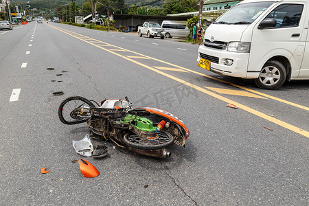 摩托车碰撞摄影照片_泰国普吉岛-11 月 3 日： 货车在道路上发生事故和 cra