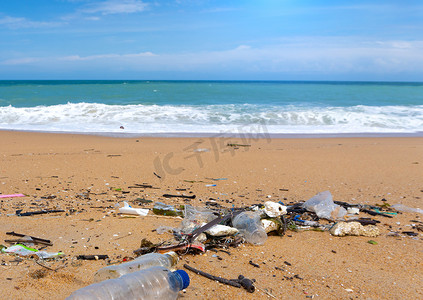 塑料瓶废物是海滩上的环境污染