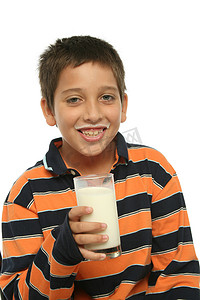 一杯牛奶杯摄影照片_喝一杯牛奶的男孩