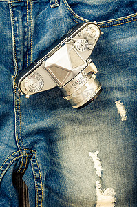 用经典相机特写复古牛仔裤的细节