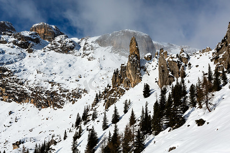 塔拉纳基山摄影照片_阿拉巴滑雪胜地的落基山脉，多洛米蒂阿尔卑斯山，意大利