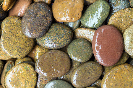 彩色岩石摄影照片_圆形湿彩色石头背景