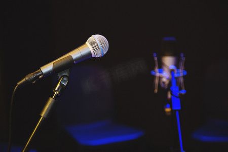 音乐背景摄影照片_麦克风在音乐会上唱歌和合唱。
