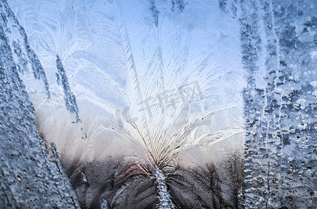 在一个非常寒冷的冬日，窗户上美丽的冰花。