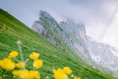 一对夫妇在 Italien Dolomites 度假远足，在 Seceda 峰上欣赏美景。