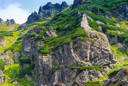 风景如画的 Tatry 石山覆盖着绿色计划