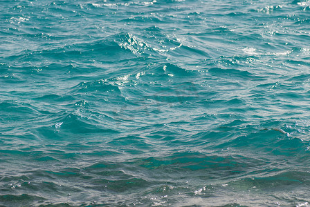涟漪图片摄影照片_美丽清澈的绿松石海水表面的照片特写，海景背景上波纹低波，水平图片
