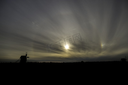 太阳光晕摄影照片_瑞典哥特兰岛风车的光晕光学现象