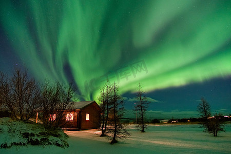 竹林小屋香炉摄影照片_冰岛小屋上空的极光