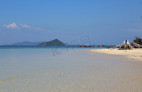 美丽的小岛摄影照片_岛上美丽的白色沙滩，海水清澈，