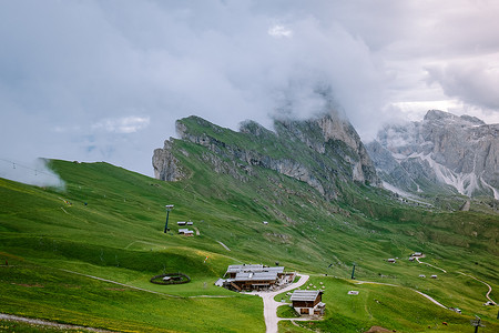 一对夫妇在 Italien Dolomites 度假远足，在 Seceda 峰上欣赏美景。