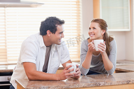 快乐的情侣一起喝咖啡