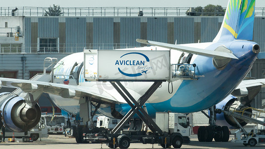 工作中的 Avis Clean 容器：Aviclean 是一家为航空公司飞机提供服务的公司，法国奥利