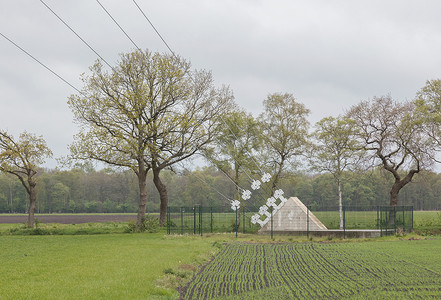 荷兰铁摄影照片_带电缆的地锚