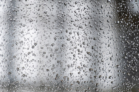 雨季强降雨期间窗户上的水滴