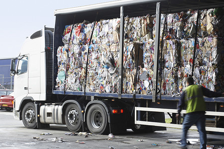 回收厂货车中成堆的回收纸
