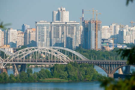 现代都市高层建筑背景下一座如画的跨江大桥